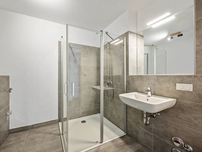 Moderne 3-Zimmer-Wohnung mit Einbauküche und Balkon in Bremen! – Badezimmer
