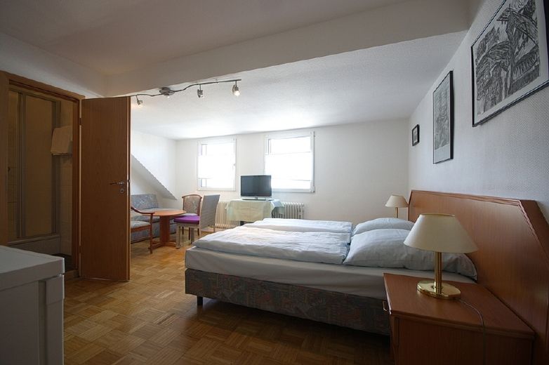 Furnished room with private bathroom, Internet via W-LAN, in an attractive part of town – 5751d3c3fc9a4ee7e4de39a9faaefd696770b88c.jpg