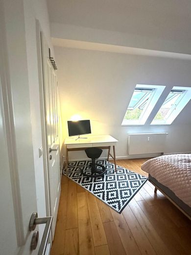 Da privato: atmosfera vacanziera tra le proprie quattro mura – luminoso appartamento mansardato dal carattere loft – Derzeitiger Arbeitsbereich