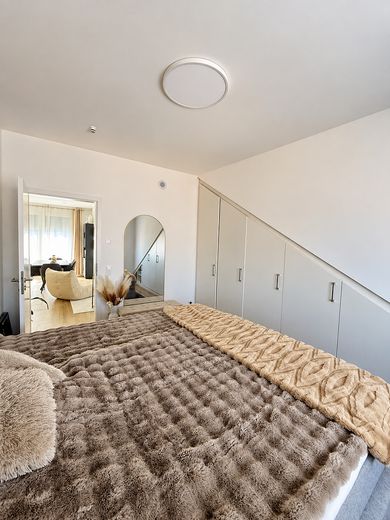 Modern 2-kamerappartement op de bovenste verdieping (A+) met parkeerplaats in de ondergrondse garage – zonder makelaarscourtage – Schlafzimmer mit Einbauschrank
