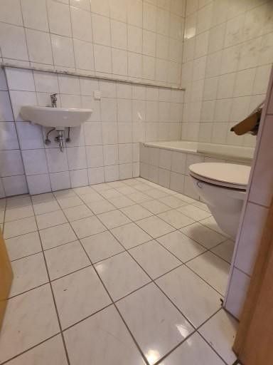 SOFORT BEZUGSFREI! Sehr geräumige lichtdurchflutete 4-Zi- Maisonette-Wohnung inkl. Balkon, Carport – Badezimmer