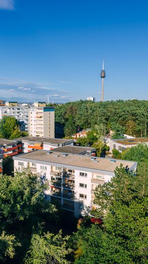 Natychmiast dostępne: piękne mieszkanie 2-pokojowe z loggią od zachodu i zmodernizowaną łazienką – Grüner Stadtteil