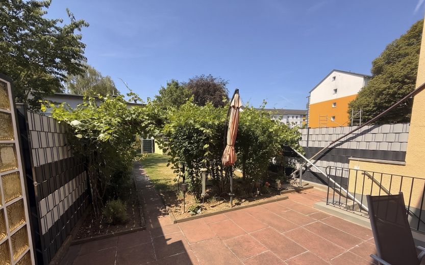 Gepflegtes Reihenmittelhaus mit großem Garten in Frankfurt-Sossenheim – Terrasse und Garten