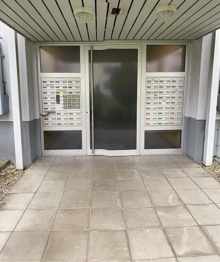 Sehr gepflegte 1-Zimmer-Wohnung in Sindelfingen Goldberg, 300m zur S-Bahnhaltestelle, von Privat – Hauseingang aussen