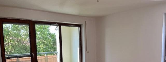 Wohnzimmer m. Blick auf Balkon