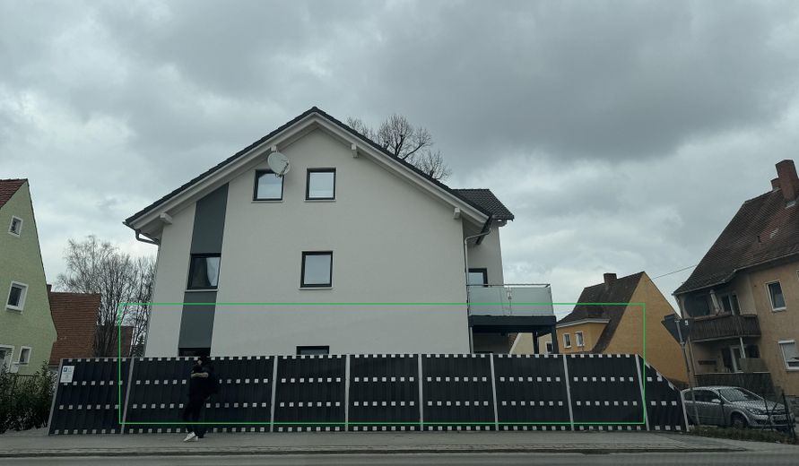 3 Zi.- Wohnung 1. OG mit Balkon und EBK – von außen