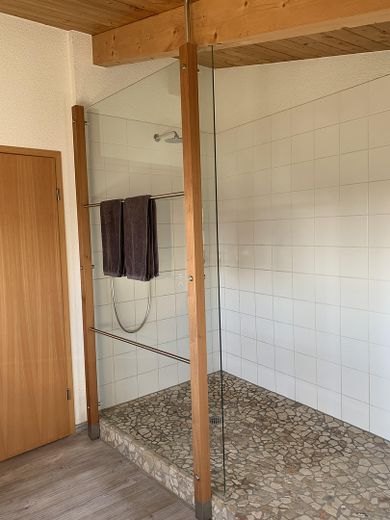 Lichtdurchflutetes Design Architekten Holzhaus, naturnahe sonnige Feldrandlage, ca.30 min.v. Stgt – Dusche frei begehbar