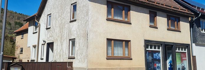 Residential & commercial building with shop, barn, 3 garages – 1,030 m² in the town center, commission-free – Wohnhaus mit Laden im Ortskern