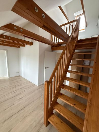 Wohnzimmer mit Aufgang zur EBK