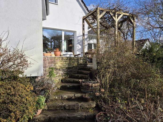 Großes Einfamilienhaus mit Einliegerwohnung in Groß-Buchholz, sehr ruhige Lage – Aufgang zur Terrasse