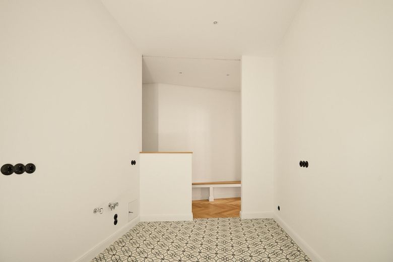 Friedenau: Vivienda antigua de 3 habitaciones para primera ocupación con balcón, ducha y bañera exenta, sin comisión – Offene Küche