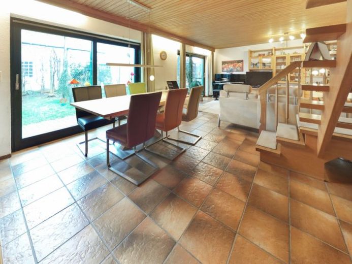 Großzügiges Zweifamilienhaus mit vielseitigen Nutzungsmöglichkeiten – Foto 1