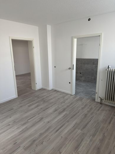 Helle 2-Zimmer-Wohnung, 75 m², kernsaniert, mit Terrasse und Garage – Schlafzimmer mit Bad Zugang