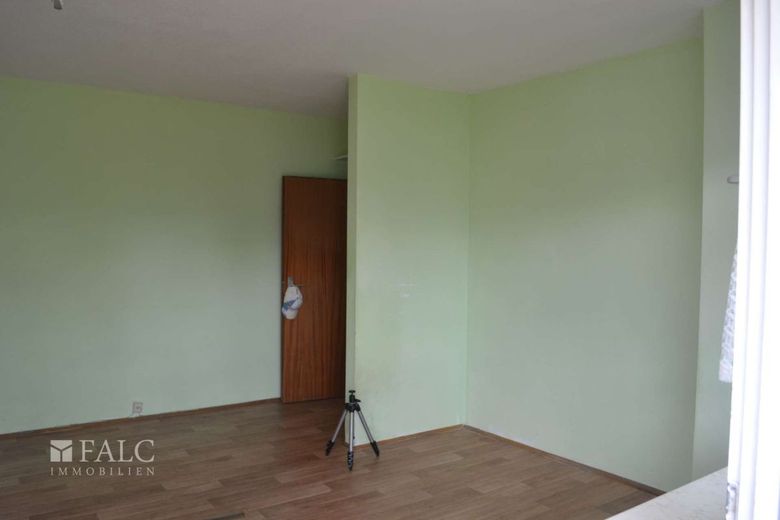 sofort verfügbares 1-Zimmer-Apartment zu verkaufen – Wohn-/Schlafzimmer