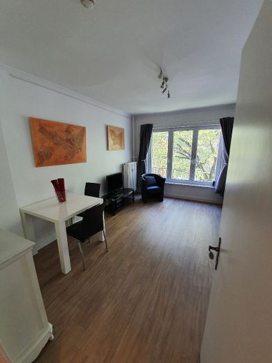 Möblierte 1 Zimmer Wohnung in Hamburg Winterhude, zentral, ab 01.09.2026 – Wohn-und Schlafbereich