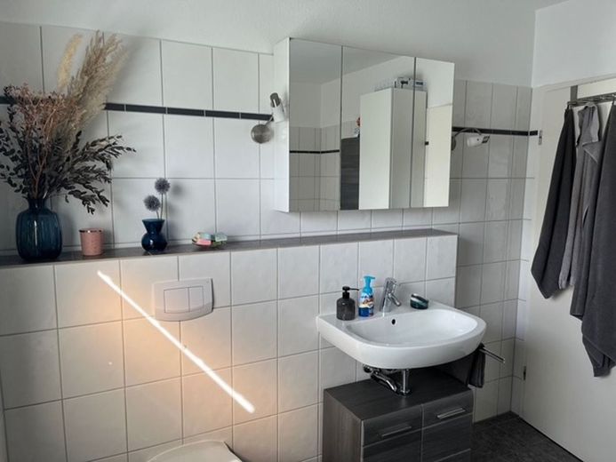 4-Zimmer-Mietwohnung mit Balkon, nähe Bahnhof – Bad - www.immobilien-heise.de