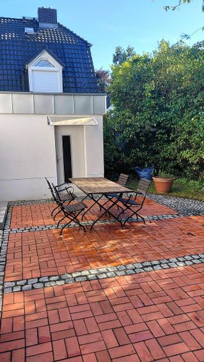 Repräsentatives Traumhaus im grünen Zehlendorf – Terrasse zur Garage