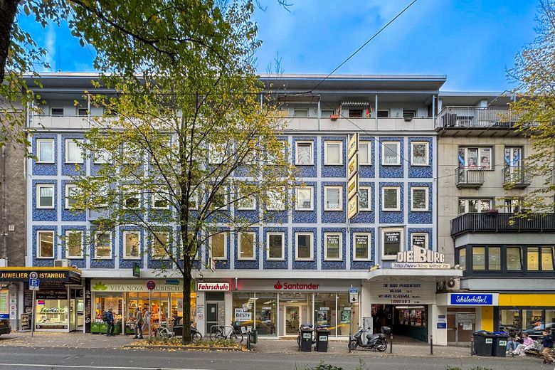 LOKAL / BIURO – DUŻY RUCH – DOSKONAŁA LOKALIZACJA OBOK NETTO I KINA – KLIMATYZACJA – OPCJONALNE MIEJSCA PARKINGOWE – Hausansicht