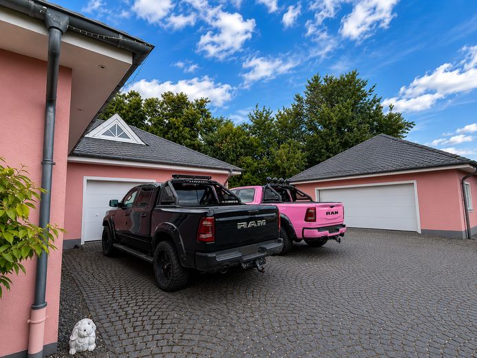 Ekskluzywny dom jednorodzinny z basenem na działce 2.002 m² w pobliżu Trewiru – Repräsentative Zufahrt