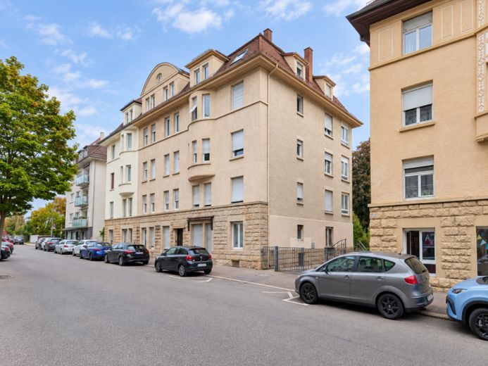 Fascino d’epoca del 1912: spazioso appartamento di 3 locali con ca. 85 m² e veranda sul verde – Foto 1