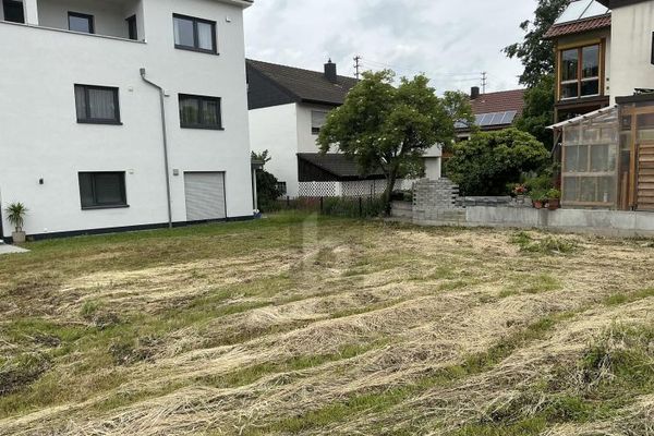 ATTRACTIVE BUILDING PLOT IN A LOCATION CLOSE TO TOWN
