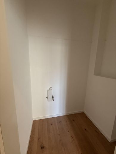 Première occupation après rénovation : appartement ancien de 2 pièces avec balcon, ascenseur et cuisine équipée directement au bord de la cathédrale – Abstellkammer für Waschmaschin