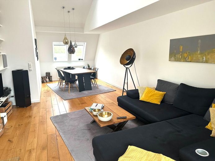 Da privato: atmosfera vacanziera tra le proprie quattro mura – luminoso appartamento mansardato dal carattere loft – Wohnbereich