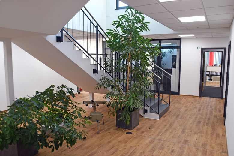 Modernes Bürogebäude am Innovationscampus Saarbrücken – Treppenaufgang