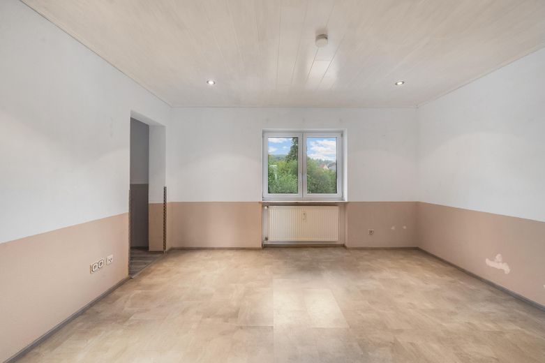 Großes Wohnhaus zur Nutzung als ZFH, Mehrparteivermietimmobilie oder Mehrgenerationenhaus – Zimmer mit Bad im 1. OG