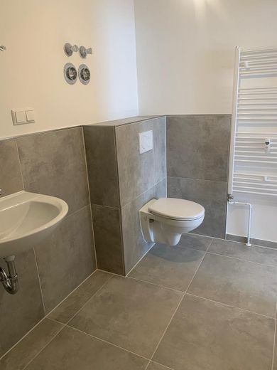 Erstbezug nach Sanierung: Helle 2,5-Zimmer-Wohnung mit Weitblick, Aufzug & TG in Heusenstamm – Badezimmer