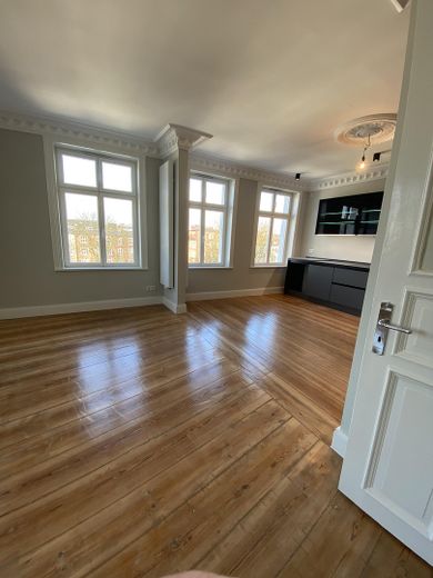WG`s aufgepasst, Traumwohnung, 4 Zimmer Jugendstil, Top saniert, EBK, auf Zeit bis 30.April 2027 – Blick in den Wohn-Ess Bereich
