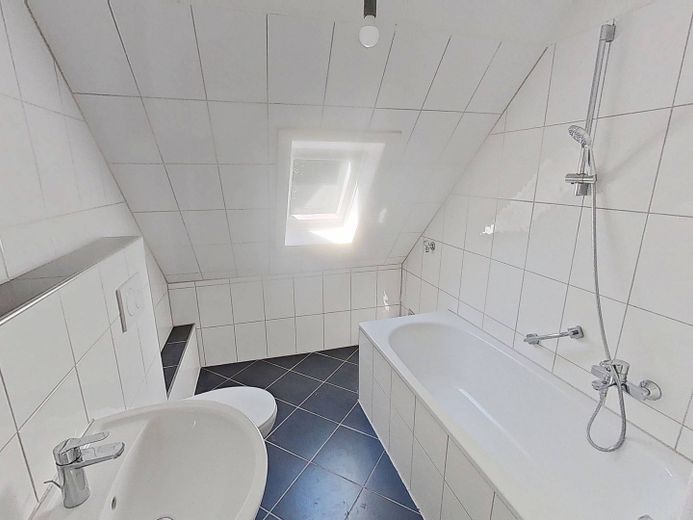 Moderno appartamento di 3 locali con bagno finestrato e tanti comfort a Duisburg-Meiderich – Bad