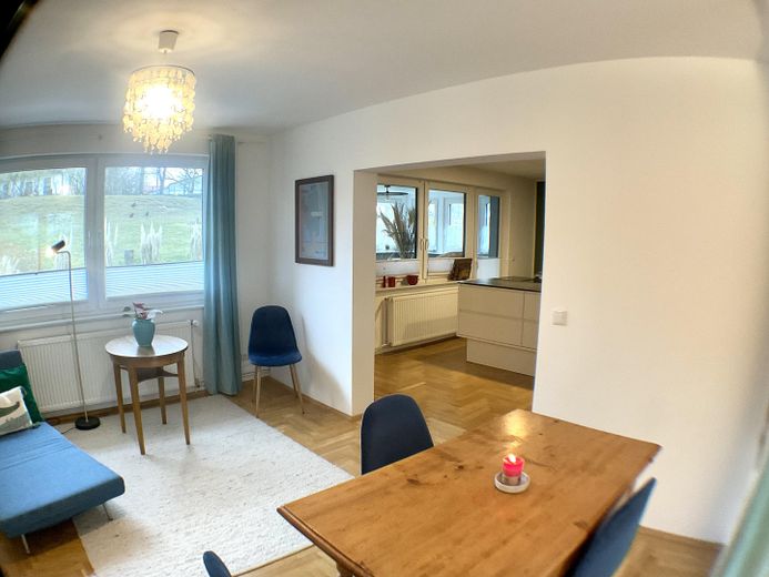 Schönes, solide saniertes und bezugsfertiges Haus auf Rügen mit Photovoltaik – Blick von Wohnzimmer in Küche