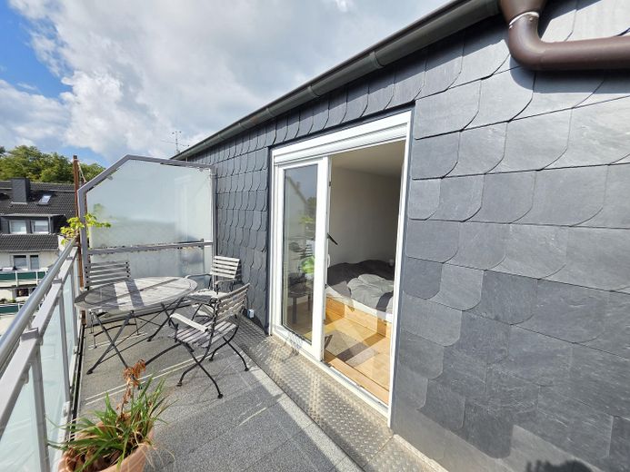 Nicht alltägliche 2,5 Raum Komfortwhg. großer Sonnenbalkon, Bad: Wanne + Dusche, Echtholzparkett – Großer Sonnenbalkon