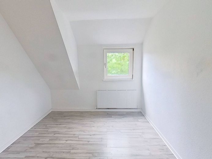 Sessiz doğal konumda, küvetli banyoya sahip rahat 4 odalı çatı katı dairesi – Ansicht I: Schlafzimmer III