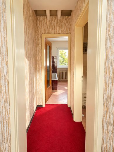 Wolnostojący bungalow dla 1 rodziny z garażem w Kleinostheim Waldstadt bez pośrednika – Bad und sep. WC