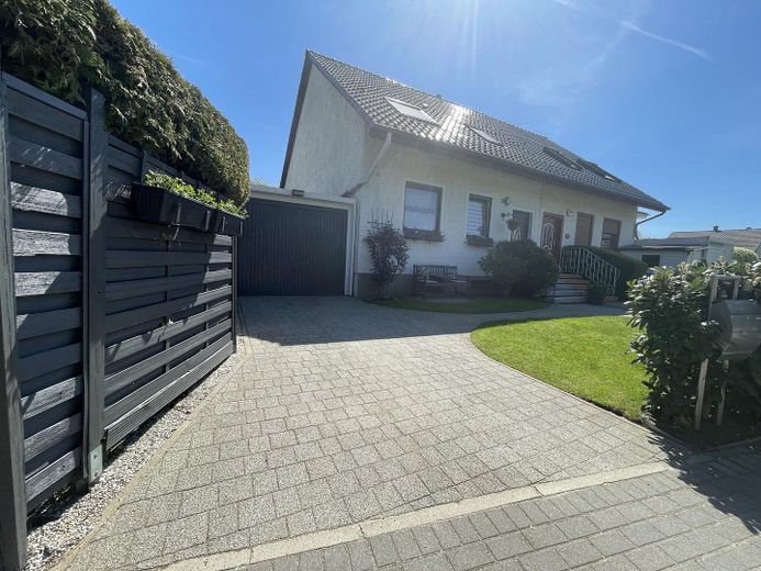 Einfahrt mit Garage