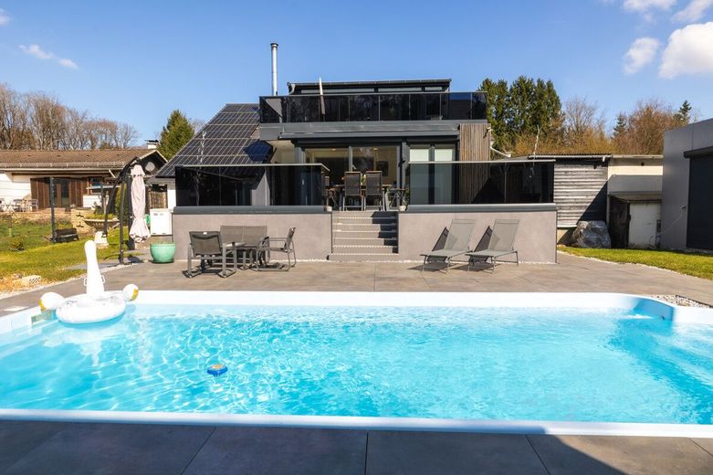 Urlaubsfeeling!!! TOP Modernes Familienhaus mit Garage, Pool und Badehaus in Breitscheid – Sommerblick