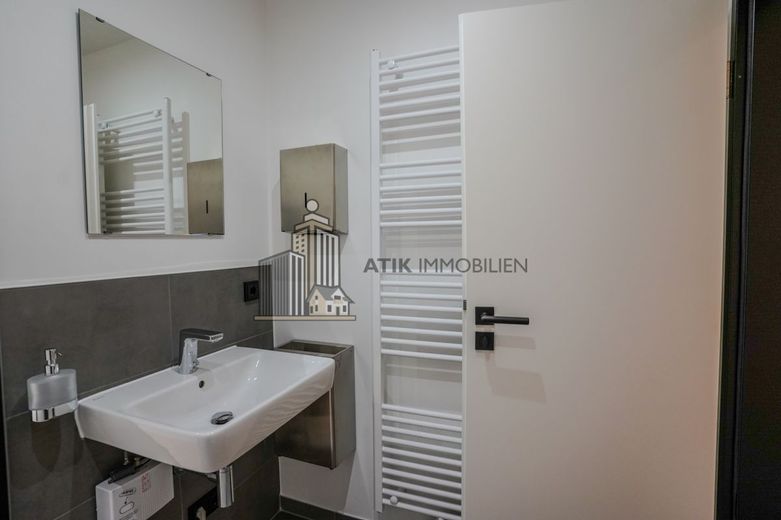 ATIK: Provisionsfrei - Erstbezug nach Sanierung - Repräsentative Bürofläche mit EBK – WC-Bereich