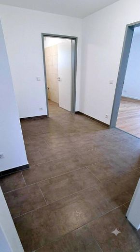 Sanierte 2-Zimmer Wohnung; Loggia mit Blick ins Grüne, ruhig gelegen, 1km bis Stadtzentrum – Diele