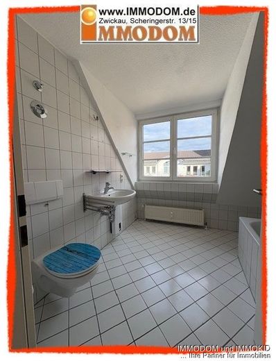 2-Zimmer-Wohnung in Zwickau im Dachgeschoss und mit Personenaufzug – Bad