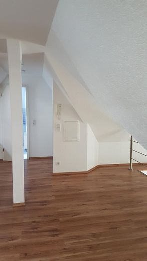 1 ZKB + Balkon in Zwickau-Auerbach, Dachgeschoss-Wohnung mit EBK – Wohnzimmer Bild 2