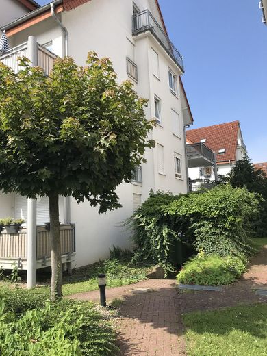 •Commission-free from private seller: Bright 3-room apartment with 2 balconies & underground garage – Seitenansicht