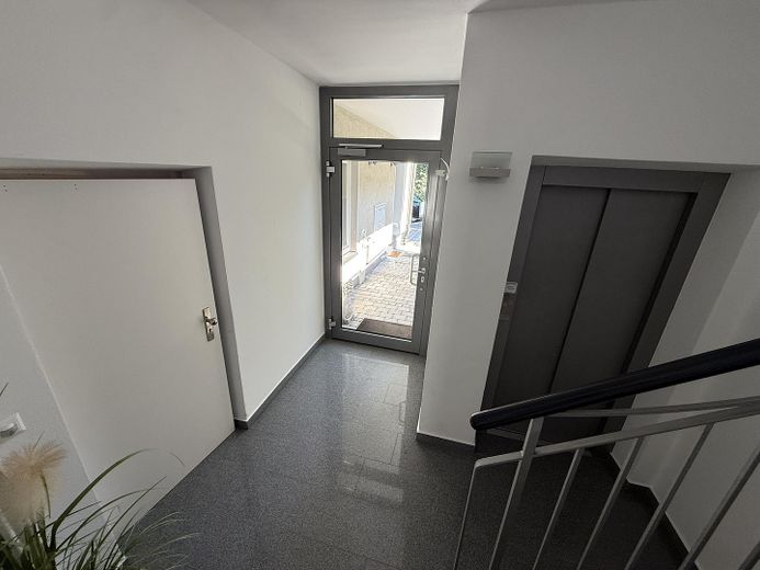Very spacious 2-room apartment, high-quality fixtures and fittings and fitted kitchen, city centre, south-facing balcony – Hauseingang