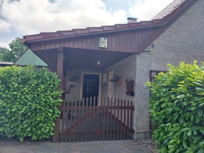 HORN IMMOBILIEN ++ freistehendes Einfamilienhaus in Pasenow bei Woldegk – Hauseingang