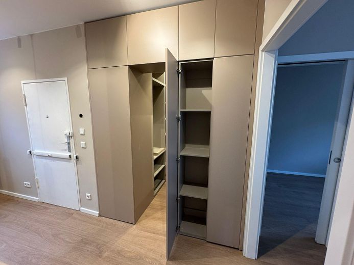 Neuwertig kernsanierte 2-Zimmer-Wohnung mit Balkon, Designer-Küche & Ankleide in Westend – Ankleide + Wohnungseingangstür
