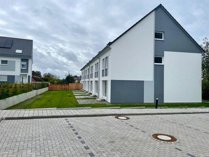 Außenansicht mit Parkplatz