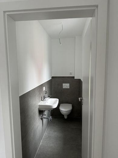 Premium 3-Zimmer-Maisonette-Wohnung mit offener Wohn-Ess-Küche, Dachterrasse & Fußbodenheizung – OG Gäste-WC inkl. Fenster