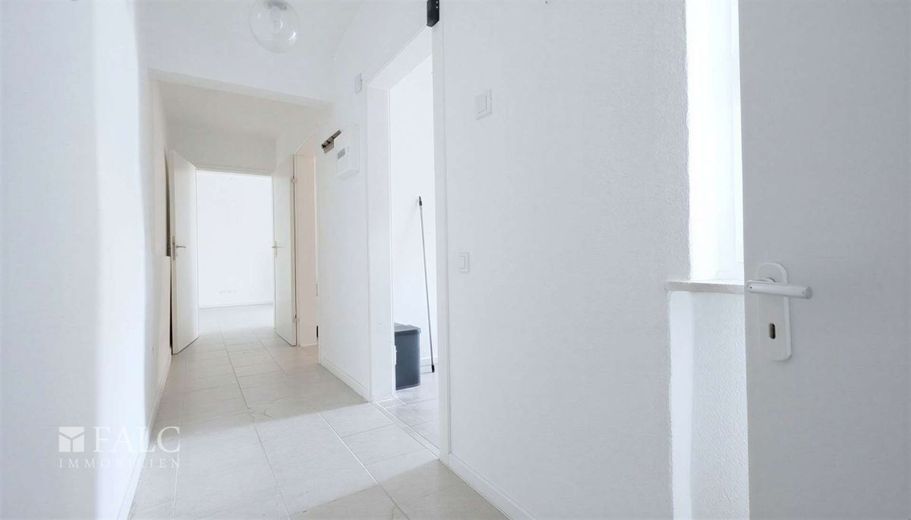 Renditeobjekt Marxloh - MFH mit 912 m² Wfl., sanierungsbedürftig – Flur 1OB - (KI generiert)
