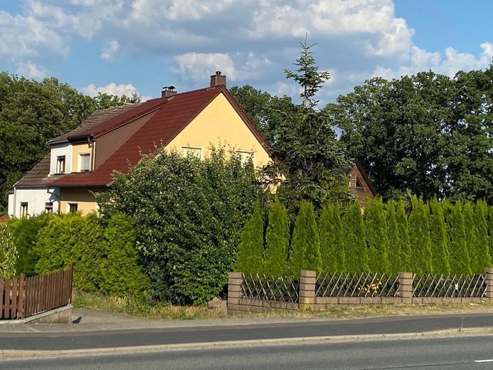 Gepflegte 4‑Zimmer‑Doppelhaushälfte | 110 m² | Vollkeller mit Nutzfläche 55 m² | Südterrasse – Ansicht von Westen